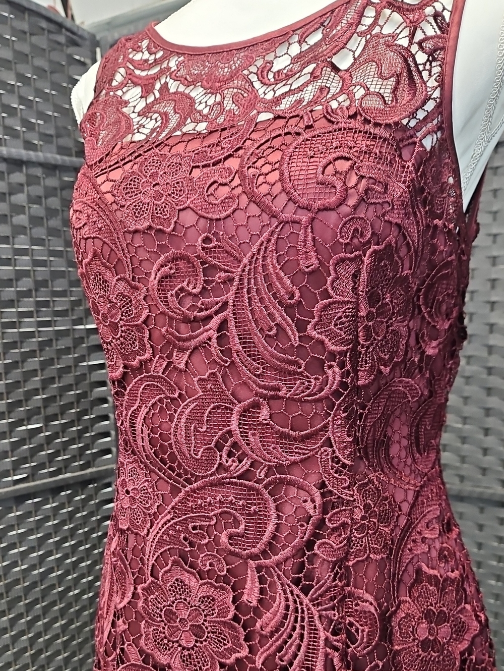 Sz 10 burgundy/wine Sleeveless Fully Lace Sheath Cocktail Dress by Adrianna Pape - Picture 10 of 13
